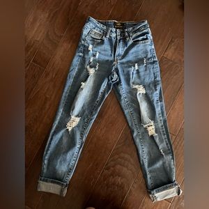 L&B distressed relaxed fit BOYFRIEND jeans with mid rise and cuffed hem.